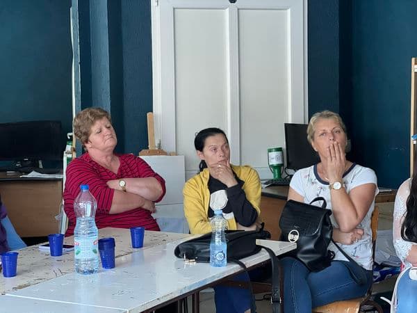 Muaji Rozë: Ligjëratë vetëdijësuese nga QKLGJ JETA/VITA në Janjevë për kancerin e gjirit!